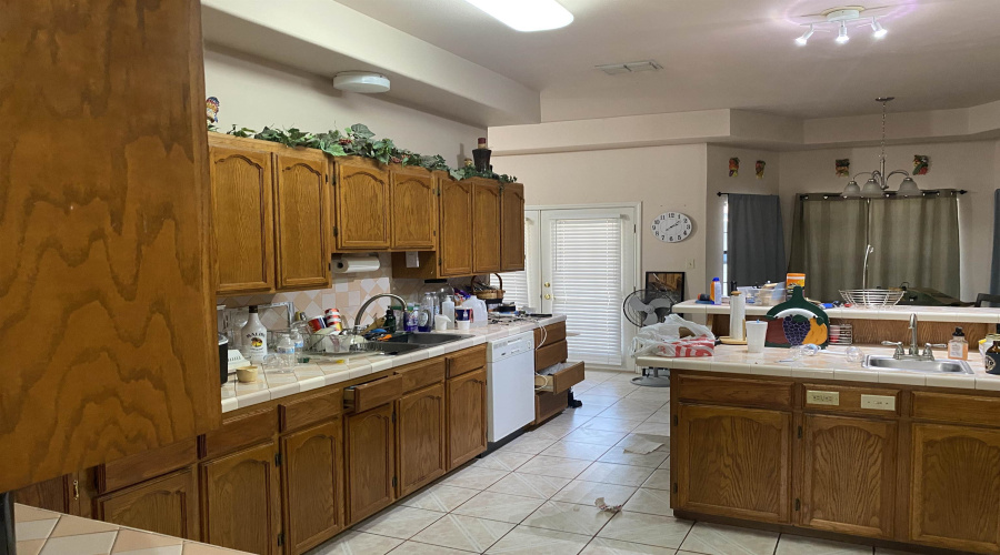 8909 Southern Oaks Lp, Laredo, Texas 78045-8039, 3 Bedrooms Bedrooms, 6 Rooms Rooms,3 BathroomsBathrooms,Residential,For Sale,8909 Southern Oaks Lp,20264294