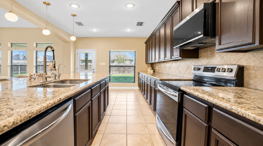 108 Majestic Palm Dr., LAREDO, Texas 78045, 4 Bedrooms Bedrooms, 9 Rooms Rooms,3 BathroomsBathrooms,Residential,For Sale,108 Majestic Palm Dr.,20264301