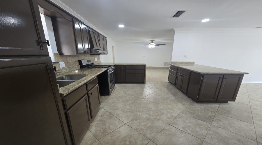 222 Century Blvd, Laredo, Texas 78046-8517, 4 Bedrooms Bedrooms, 7 Rooms Rooms,2 BathroomsBathrooms,Residential,For Sale,222 Century Blvd,20264310