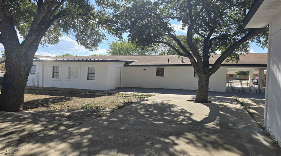 222 Century Blvd, Laredo, Texas 78046-8517, 4 Bedrooms Bedrooms, 7 Rooms Rooms,2 BathroomsBathrooms,Residential,For Sale,222 Century Blvd,20264310
