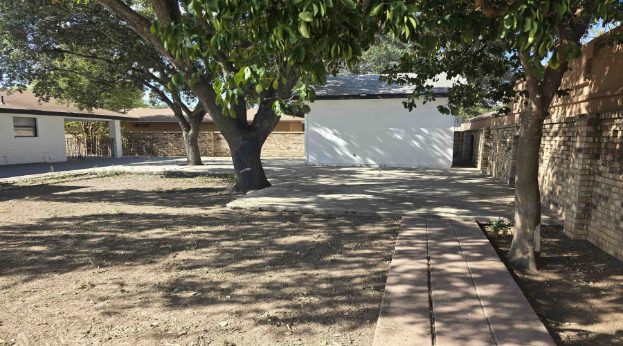 222 Century Blvd, Laredo, Texas 78046-8517, 4 Bedrooms Bedrooms, 7 Rooms Rooms,2 BathroomsBathrooms,Residential,For Sale,222 Century Blvd,20264310