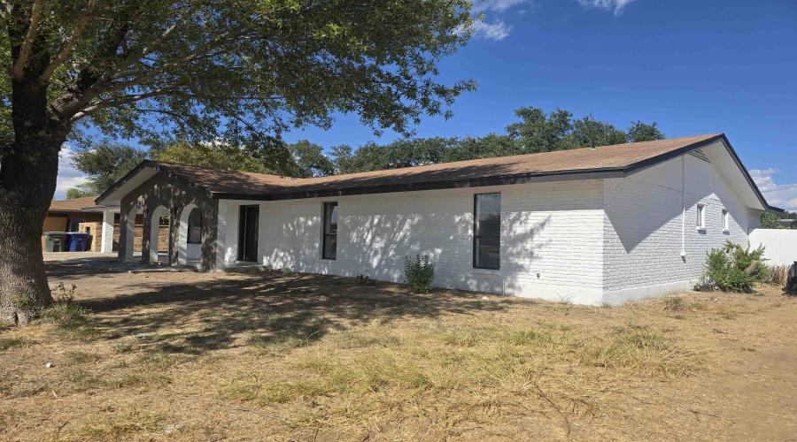 222 Century Blvd, Laredo, Texas 78046-8517, 4 Bedrooms Bedrooms, 7 Rooms Rooms,2 BathroomsBathrooms,Residential,For Sale,222 Century Blvd,20264310