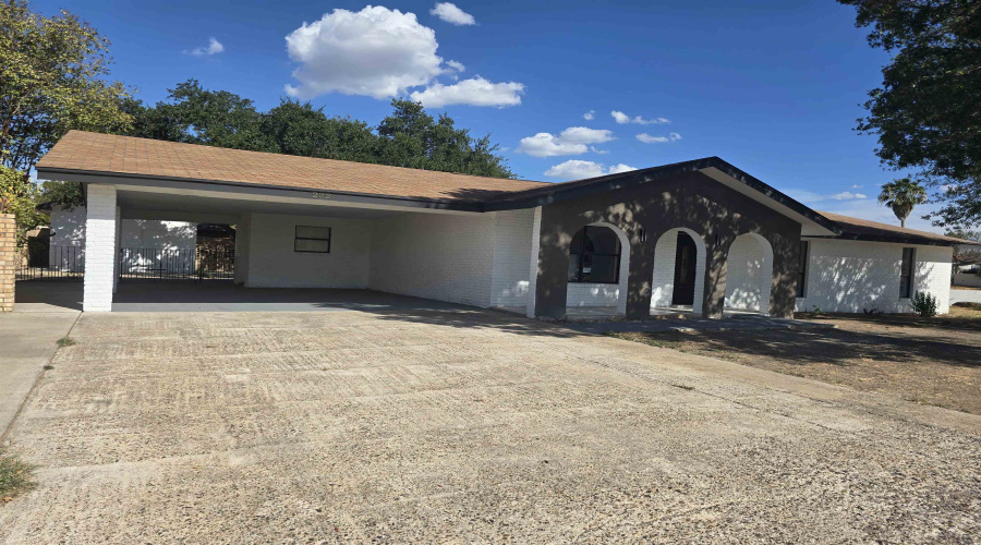 222 Century Blvd, Laredo, Texas 78046-8517, 4 Bedrooms Bedrooms, 7 Rooms Rooms,2 BathroomsBathrooms,Residential,For Sale,222 Century Blvd,20264310