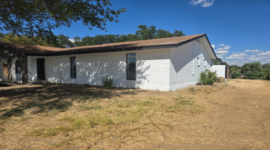 222 Century Blvd, Laredo, Texas 78046-8517, 4 Bedrooms Bedrooms, 7 Rooms Rooms,2 BathroomsBathrooms,Residential,For Sale,222 Century Blvd,20264310