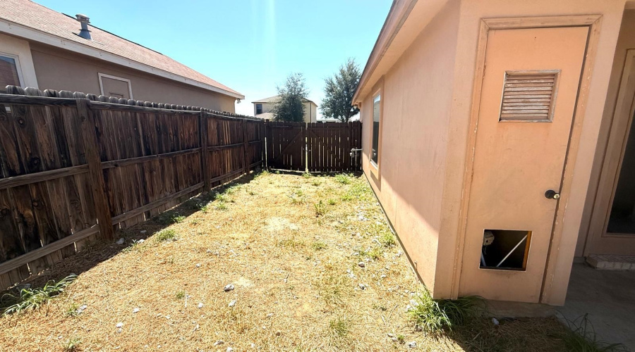 204 Mescalero Dr, Laredo, Texas 78045, 3 Bedrooms Bedrooms, 6 Rooms Rooms,2 BathroomsBathrooms,Residential,For Sale,204 Mescalero Dr,20264316