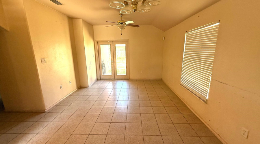 204 Mescalero Dr, Laredo, Texas 78045, 3 Bedrooms Bedrooms, 6 Rooms Rooms,2 BathroomsBathrooms,Residential,For Sale,204 Mescalero Dr,20264316
