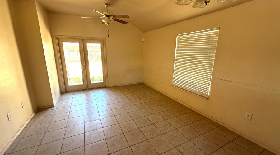 204 Mescalero Dr, Laredo, Texas 78045, 3 Bedrooms Bedrooms, 6 Rooms Rooms,2 BathroomsBathrooms,Residential,For Sale,204 Mescalero Dr,20264316