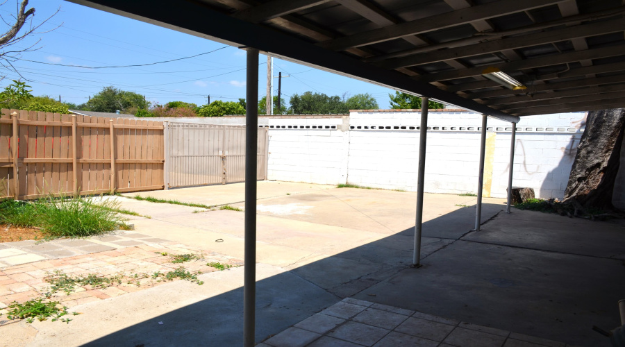 2004 Piedra China St, Laredo, Texas 78045, 3 Bedrooms Bedrooms, 6 Rooms Rooms,1 BathroomBathrooms,Residential,For Sale,2004 Piedra China St,20264321