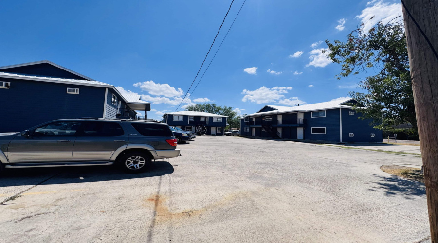 1303 E Eistetter St, Laredo, Texas 78041, 2 Bedrooms Bedrooms, 3 Rooms Rooms,1 BathroomBathrooms,Residential,For Rent,1303 E Eistetter St,20264323