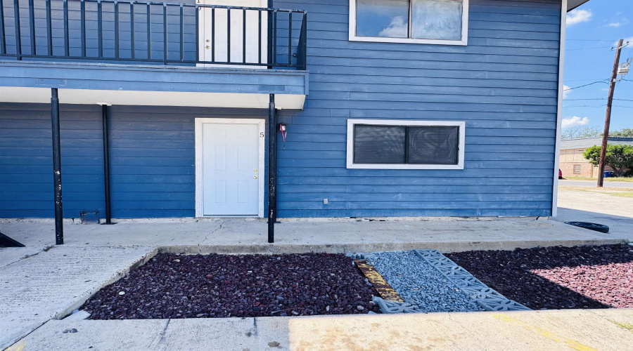 1303 E Eistetter St, Laredo, Texas 78041, 2 Bedrooms Bedrooms, 3 Rooms Rooms,1 BathroomBathrooms,Residential,For Rent,1303 E Eistetter St,20264323