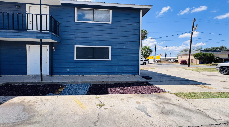 1303 E Eistetter St, Laredo, Texas 78041, 2 Bedrooms Bedrooms, 3 Rooms Rooms,1 BathroomBathrooms,Residential,For Rent,1303 E Eistetter St,20264323