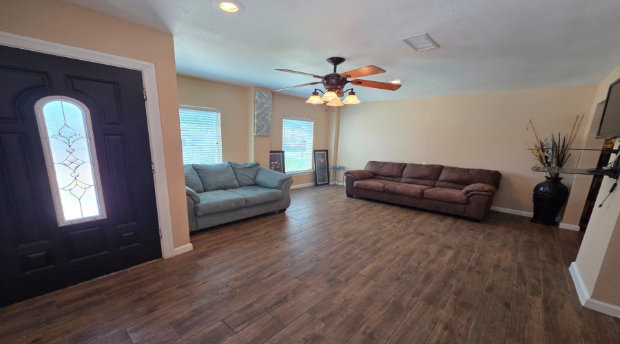 418 E Walnut St, Laredo, Texas 78041, 3 Bedrooms Bedrooms, 6 Rooms Rooms,2 BathroomsBathrooms,Residential,For Sale,418 E Walnut St,20264328