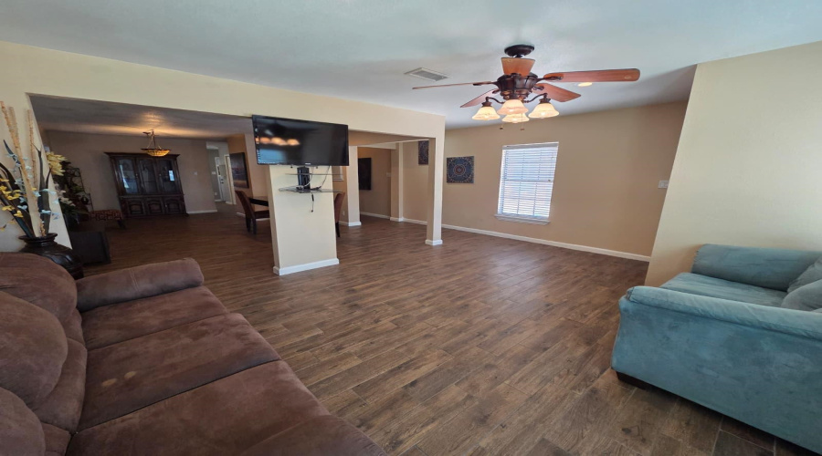 418 E Walnut St, Laredo, Texas 78041, 3 Bedrooms Bedrooms, 6 Rooms Rooms,2 BathroomsBathrooms,Residential,For Sale,418 E Walnut St,20264328