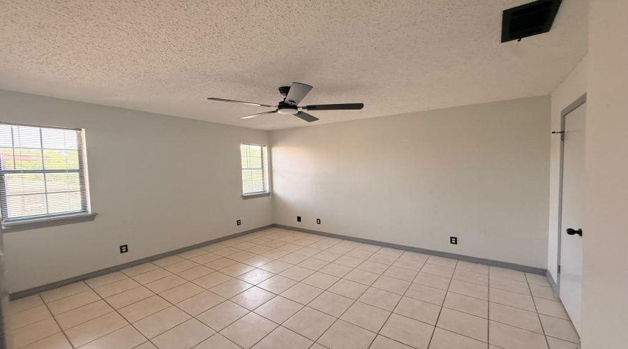2901 San Agustin Ave, Laredo, Texas 78040, 2 Bedrooms Bedrooms, 2 Rooms Rooms,1 BathroomBathrooms,Residential,For Rent,2901 San Agustin Ave,20264336