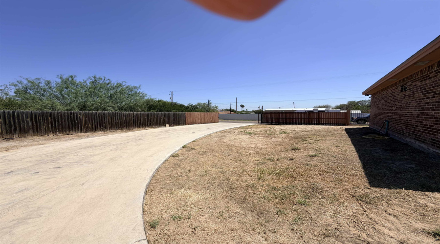 1317 Weslaco Ln, Zapata, Texas 78076, 3 Bedrooms Bedrooms, 6 Rooms Rooms,2 BathroomsBathrooms,Residential,For Sale,1317 Weslaco Ln,20264363