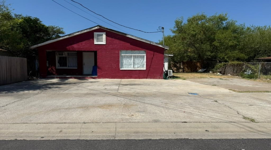 3504 Flores Ave, LAREDO, Texas 78041, 4 Bedrooms Bedrooms, 4 Rooms Rooms,1 BathroomBathrooms,Residential,For Sale,3504 Flores Ave,20264365