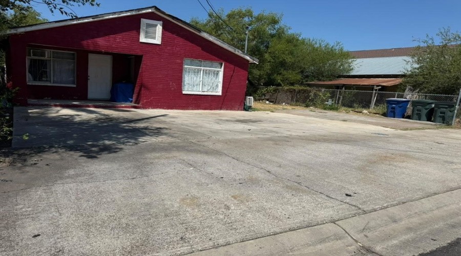 3504 Flores Ave, LAREDO, Texas 78041, 4 Bedrooms Bedrooms, 4 Rooms Rooms,1 BathroomBathrooms,Residential,For Sale,3504 Flores Ave,20264365