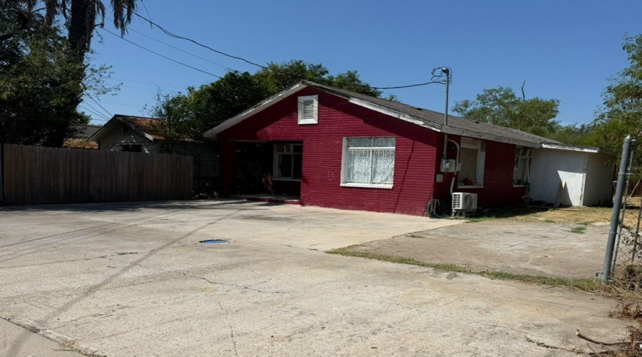 3504 Flores Ave, LAREDO, Texas 78041, 4 Bedrooms Bedrooms, 4 Rooms Rooms,1 BathroomBathrooms,Residential,For Sale,3504 Flores Ave,20264365