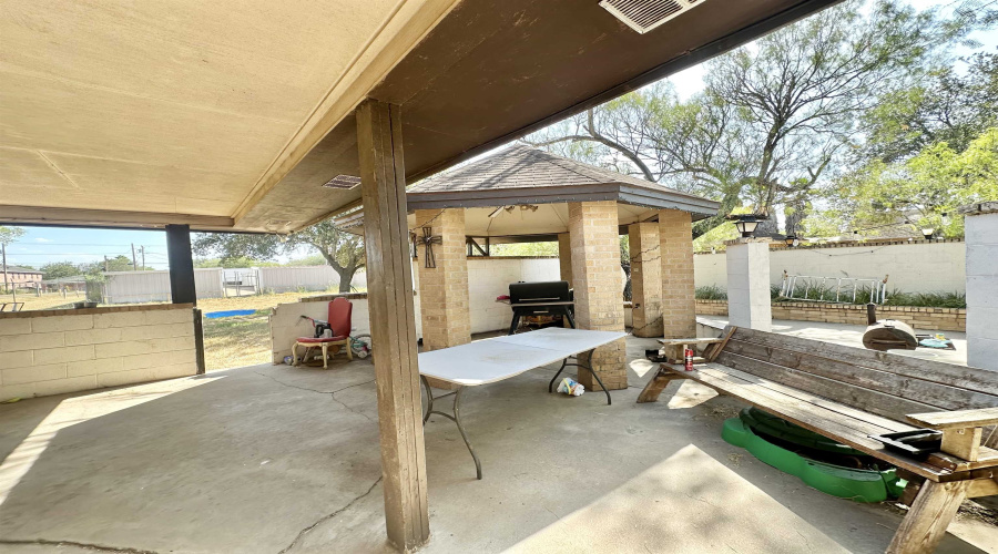 1205 W Harald, Hebbronville, Texas 78361-0000, 3 Bedrooms Bedrooms, 8 Rooms Rooms,2 BathroomsBathrooms,Residential,For Sale,1205 W Harald,20264366