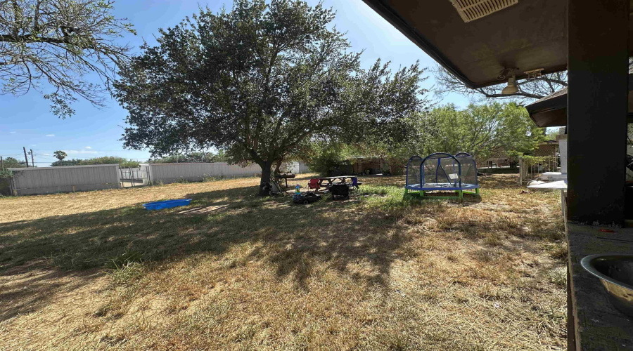 1205 W Harald, Hebbronville, Texas 78361-0000, 3 Bedrooms Bedrooms, 8 Rooms Rooms,2 BathroomsBathrooms,Residential,For Sale,1205 W Harald,20264366