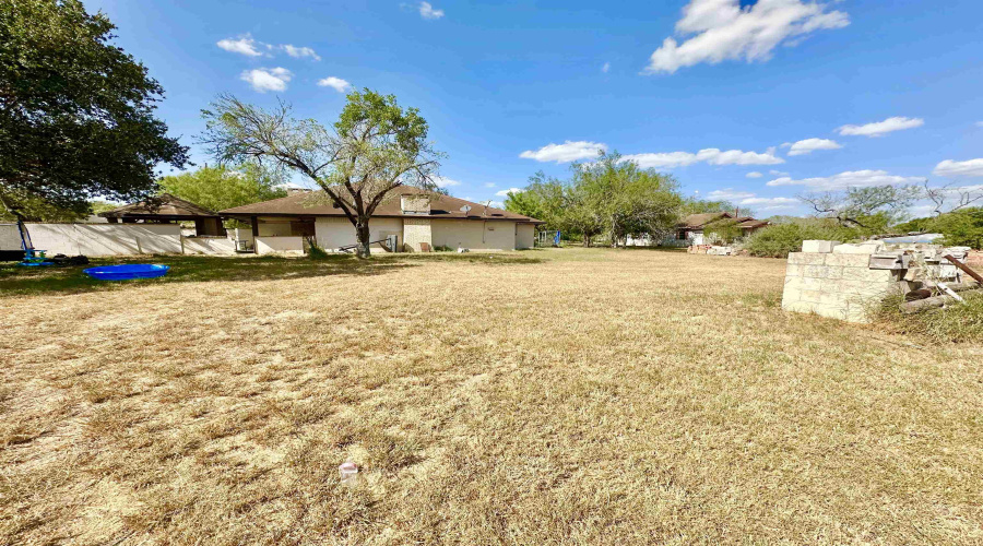 1205 W Harald, Hebbronville, Texas 78361-0000, 3 Bedrooms Bedrooms, 8 Rooms Rooms,2 BathroomsBathrooms,Residential,For Sale,1205 W Harald,20264366