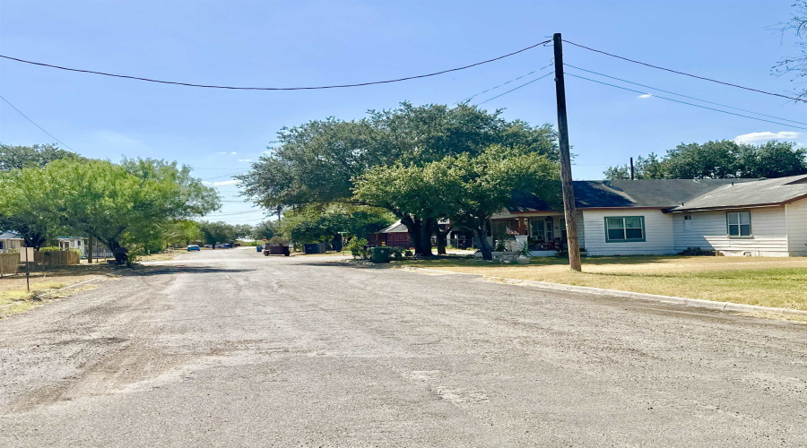 1205 W Harald, Hebbronville, Texas 78361-0000, 3 Bedrooms Bedrooms, 8 Rooms Rooms,2 BathroomsBathrooms,Residential,For Sale,1205 W Harald,20264366