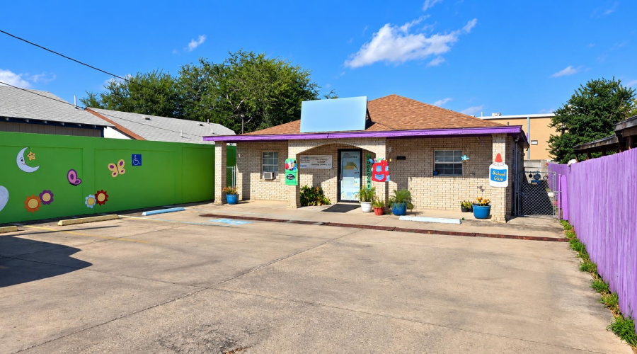 2218 Tilden Ave, Laredo, Texas 78040, 1 Room Rooms,2 BathroomsBathrooms,Commercial retail/office,For Rent,2218 Tilden Ave,20264370