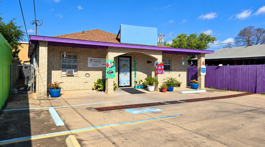 2218 Tilden Ave, Laredo, Texas 78040, 1 Room Rooms,2 BathroomsBathrooms,Commercial retail/office,For Rent,2218 Tilden Ave,20264370
