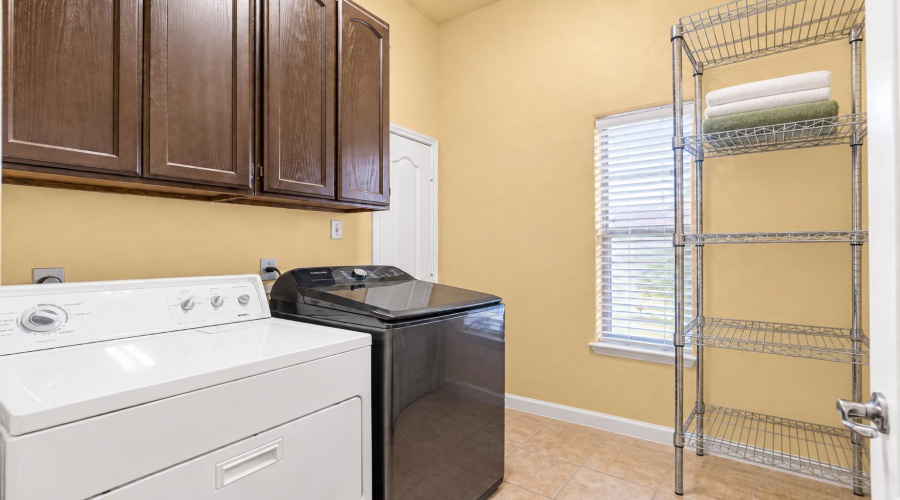 204 Flathead Lake Dr, LAREDO, Texas 78041-1933, 4 Bedrooms Bedrooms, 9 Rooms Rooms,4 BathroomsBathrooms,Residential,For Sale,204 Flathead Lake Dr,20264373