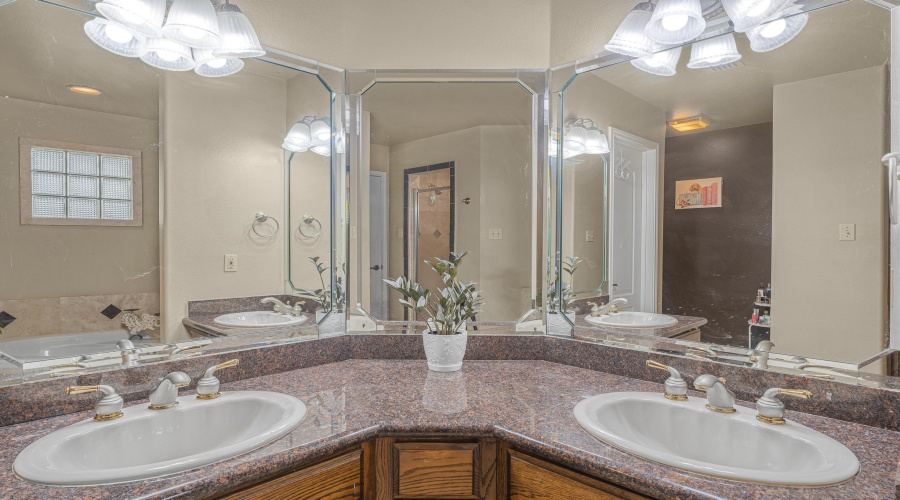 204 Flathead Lake Dr, LAREDO, Texas 78041-1933, 4 Bedrooms Bedrooms, 9 Rooms Rooms,4 BathroomsBathrooms,Residential,For Sale,204 Flathead Lake Dr,20264373
