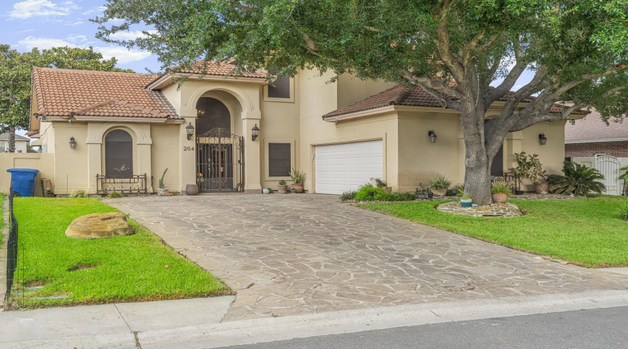 204 Flathead Lake Dr, LAREDO, Texas 78041-1933, 4 Bedrooms Bedrooms, 9 Rooms Rooms,4 BathroomsBathrooms,Residential,For Sale,204 Flathead Lake Dr,20264373