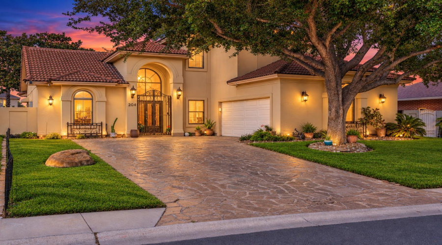 204 Flathead Lake Dr, LAREDO, Texas 78041-1933, 4 Bedrooms Bedrooms, 9 Rooms Rooms,4 BathroomsBathrooms,Residential,For Sale,204 Flathead Lake Dr,20264373