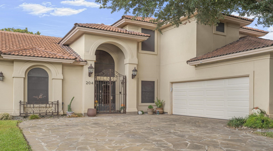 204 Flathead Lake Dr, LAREDO, Texas 78041-1933, 4 Bedrooms Bedrooms, 9 Rooms Rooms,4 BathroomsBathrooms,Residential,For Sale,204 Flathead Lake Dr,20264373