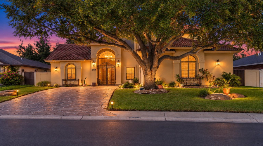 204 Flathead Lake Dr, LAREDO, Texas 78041-1933, 4 Bedrooms Bedrooms, 9 Rooms Rooms,4 BathroomsBathrooms,Residential,For Sale,204 Flathead Lake Dr,20264373