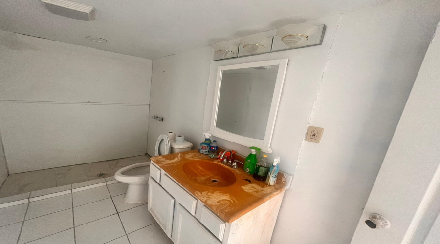 1817 1/2 Lincoln St, Laredo, Texas 78040, 3 Bedrooms Bedrooms, 5 Rooms Rooms,2 BathroomsBathrooms,Residential,For Rent,1817 1/2 Lincoln St,20264377