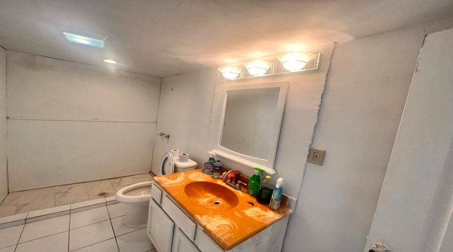 1817 1/2 Lincoln St, Laredo, Texas 78040, 3 Bedrooms Bedrooms, 5 Rooms Rooms,2 BathroomsBathrooms,Residential,For Rent,1817 1/2 Lincoln St,20264377