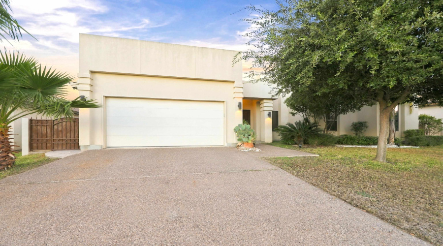 7605 Patricia Highsmith Dr, Laredo, Texas 78041, 4 Bedrooms Bedrooms, 7 Rooms Rooms,3 BathroomsBathrooms,Residential,For Sale,7605 Patricia Highsmith Dr,20264379