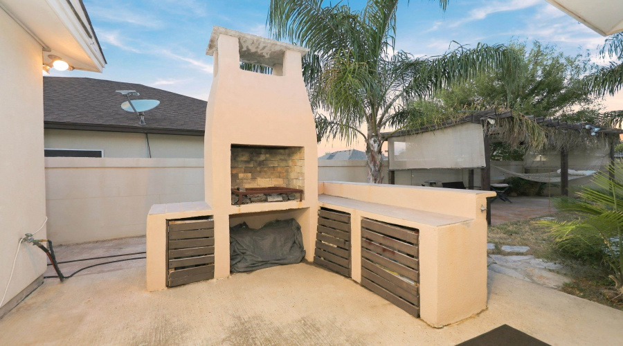 7605 Patricia Highsmith Dr, Laredo, Texas 78041, 4 Bedrooms Bedrooms, 7 Rooms Rooms,3 BathroomsBathrooms,Residential,For Sale,7605 Patricia Highsmith Dr,20264379