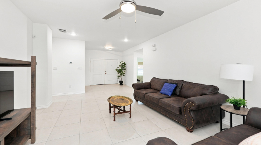 3616 Guaymas Ave, Laredo, Texas 78046, 3 Bedrooms Bedrooms, 5 Rooms Rooms,2 BathroomsBathrooms,Residential,For Sale,3616 Guaymas Ave,20264381