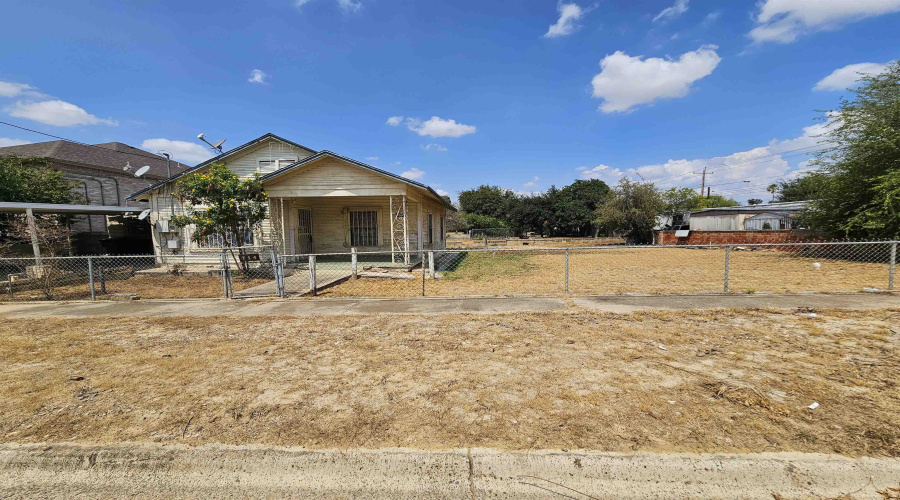 714 Guerrero St, Laredo, Texas 78040, 3 Bedrooms Bedrooms, 5 Rooms Rooms,1 BathroomBathrooms,Residential,For Sale,714 Guerrero St,20264385