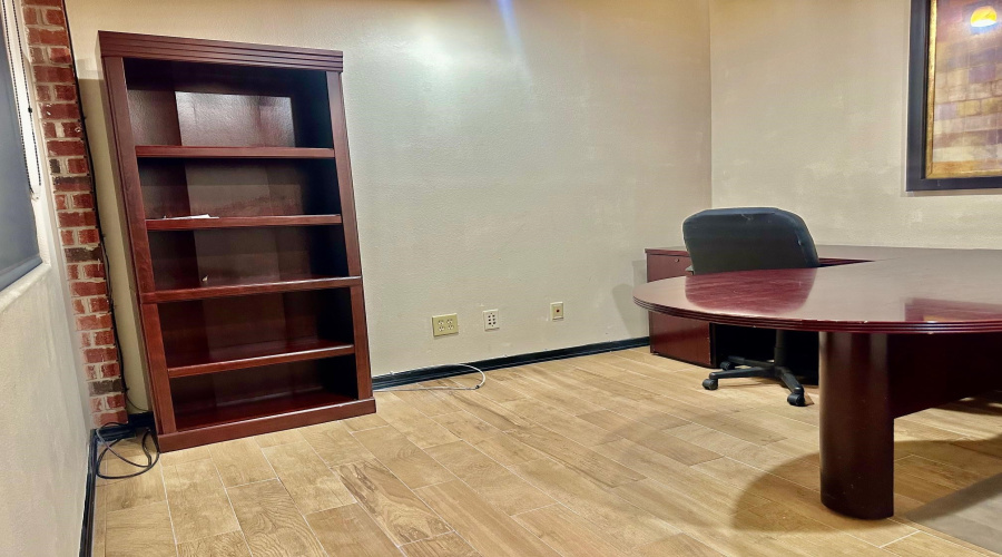414 Shiloh Dr, Laredo, Texas 78045, 6 Rooms Rooms,1 BathroomBathrooms,Commercial retail/office,For Rent,414 Shiloh Dr,20264392