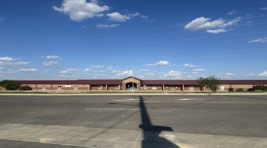 1415 El Caporal Dr., Laredo, Texas 78046, 4 Bedrooms Bedrooms, 7 Rooms Rooms,2 BathroomsBathrooms,Residential,For Sale,1415 El Caporal Dr.,20264396