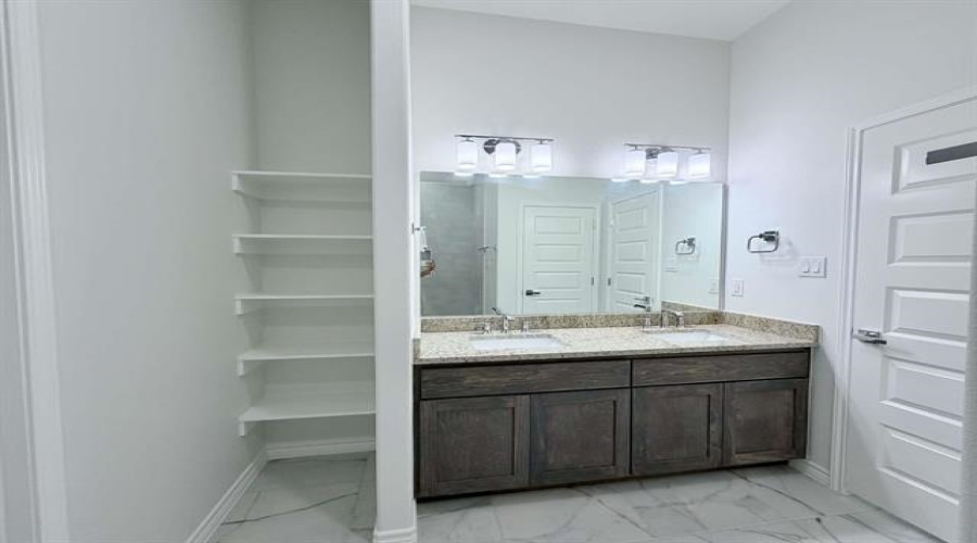 5609 Beefalo St., Laredo, Texas 78046, 4 Bedrooms Bedrooms, 8 Rooms Rooms,2 BathroomsBathrooms,Residential,For Sale,5609 Beefalo St.,20264400