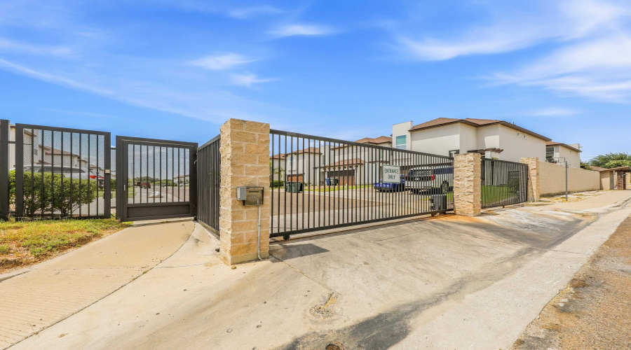 7915 Elka Lp, Laredo, Texas 78045, 3 Bedrooms Bedrooms, 6 Rooms Rooms,2 BathroomsBathrooms,Residential,For Sale,7915 Elka Lp,20264413
