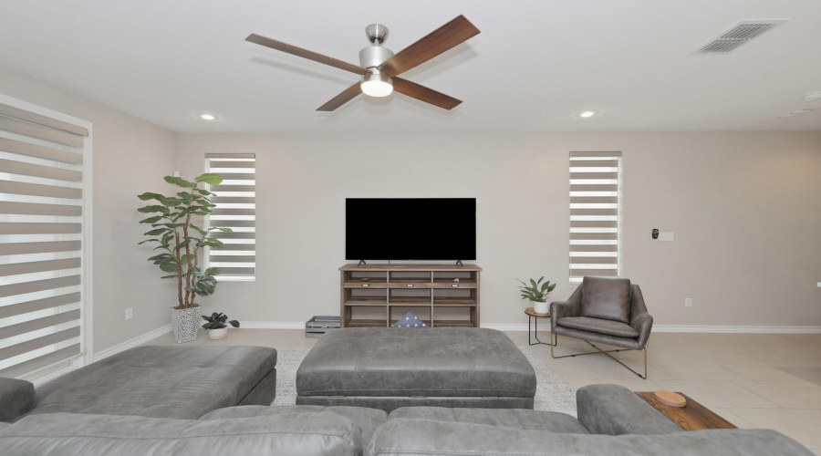 7915 Elka Lp, Laredo, Texas 78045, 3 Bedrooms Bedrooms, 6 Rooms Rooms,2 BathroomsBathrooms,Residential,For Sale,7915 Elka Lp,20264413