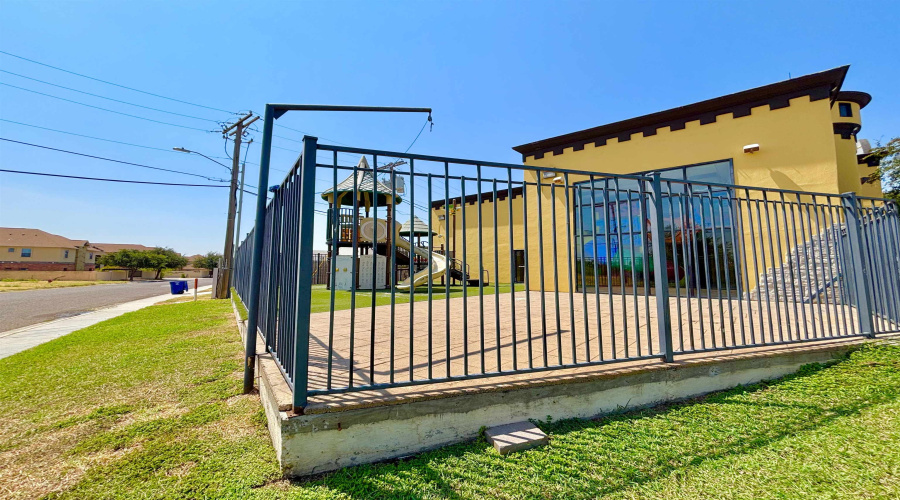 1701 Peacefulmeadow Ct, Laredo, Texas 78041, 1 Room Rooms,2 BathroomsBathrooms,Commercial retail/office,For Rent,1701 Peacefulmeadow Ct,20264416