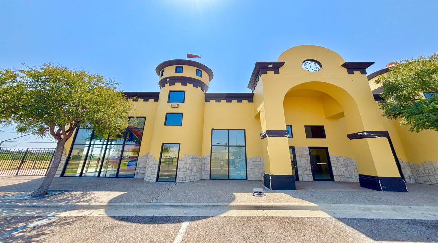 1701 Peacefulmeadow Ct, Laredo, Texas 78041, 1 Room Rooms,2 BathroomsBathrooms,Commercial retail/office,For Rent,1701 Peacefulmeadow Ct,20264416