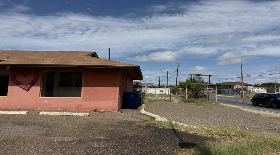 1119 Bustamante St, Laredo, TX, Texas 78041, 1 Room Rooms,2 BathroomsBathrooms,Commercial retail/office,For Sale,1119 Bustamante St,20264417