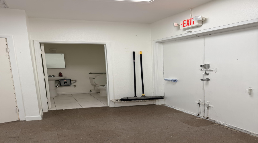 5603 San Dario Ave, Laredo, Texas 78041, 1 Room Rooms,1 BathroomBathrooms,Commercial retail/office,For Rent,5603 San Dario Ave,20264433