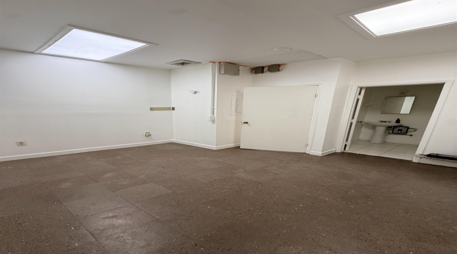 5603 San Dario Ave, Laredo, Texas 78041, 1 Room Rooms,1 BathroomBathrooms,Commercial retail/office,For Rent,5603 San Dario Ave,20264433